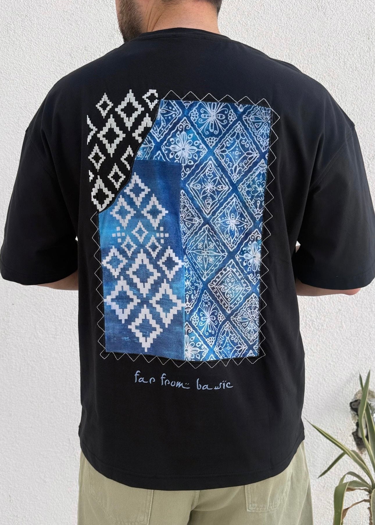 Siyah Nakış Detaylı T-Shirt