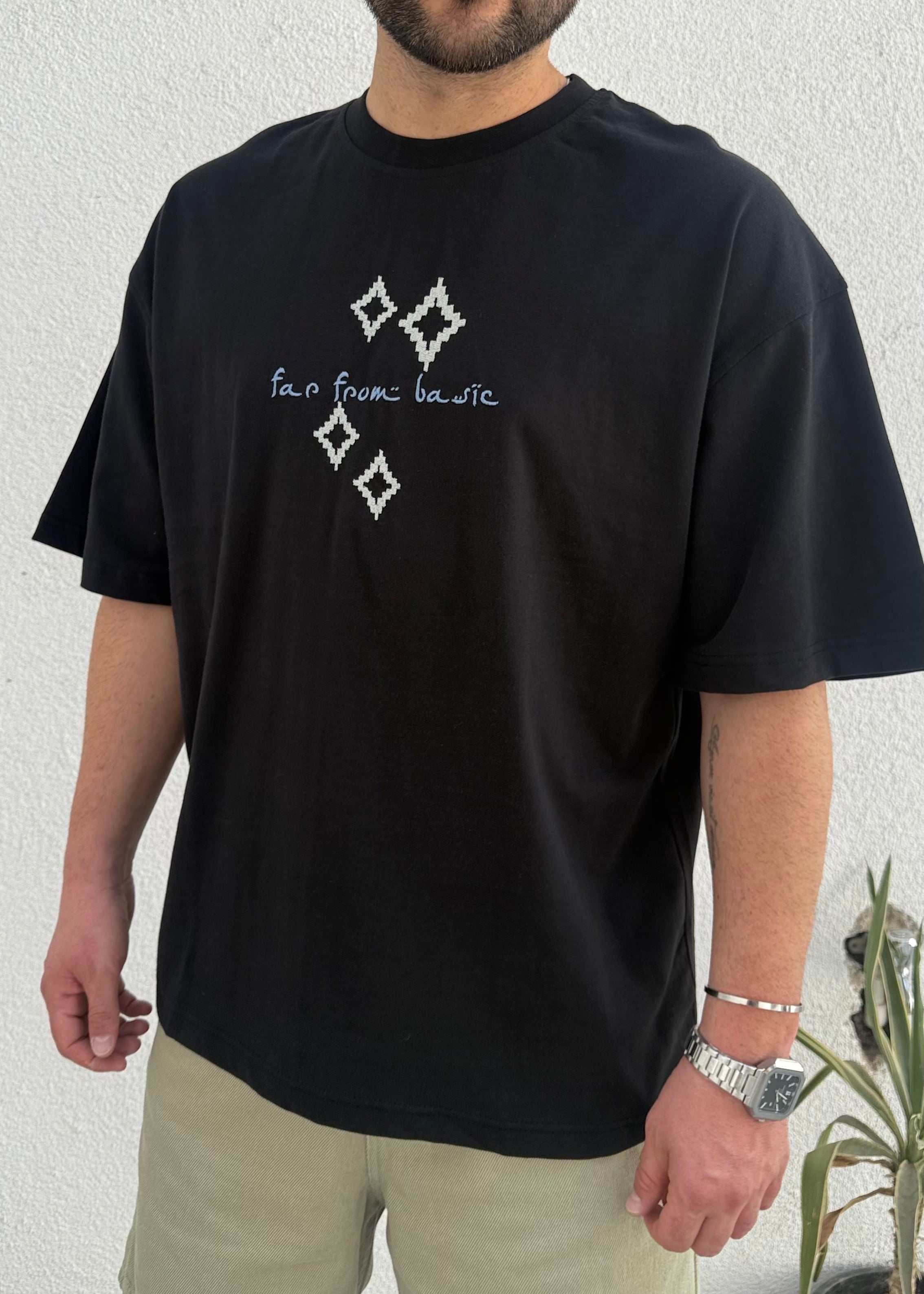 Siyah Nakış Detaylı T-Shirt