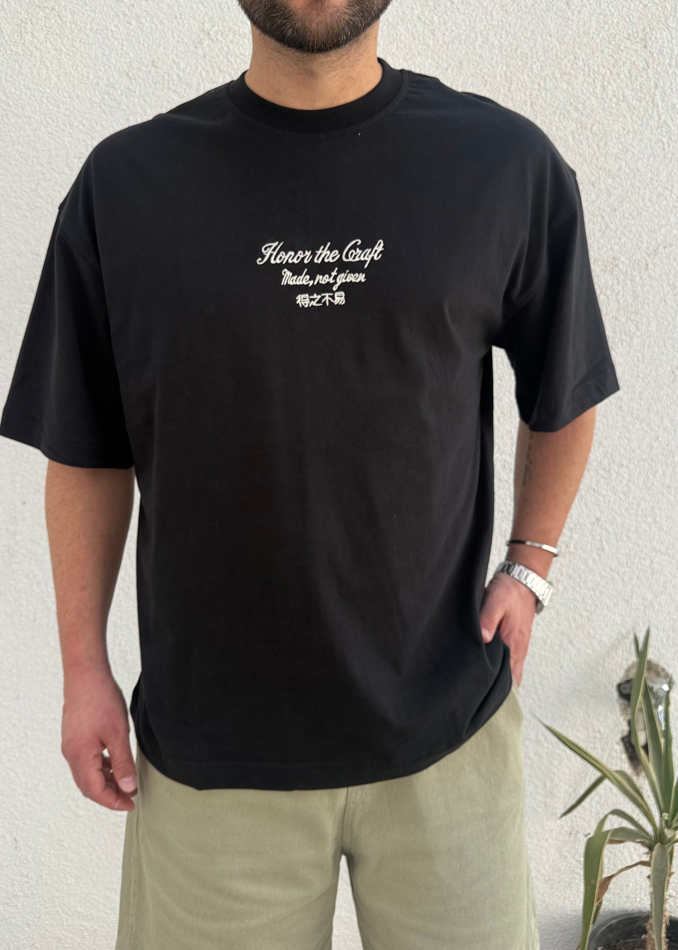 Siyah Nakış Detaylı T-Shirt