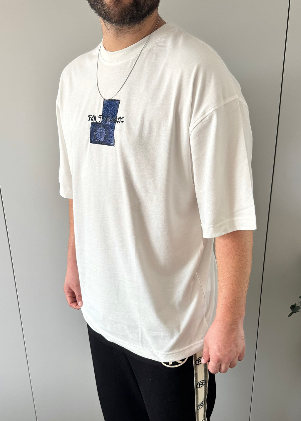 Beyaz Arka Nakış Detay Oversize T-shirt