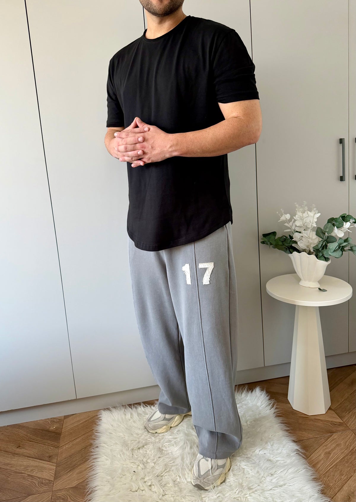 Siyah Yırtmaç Detay Oval Kesim T-shirt