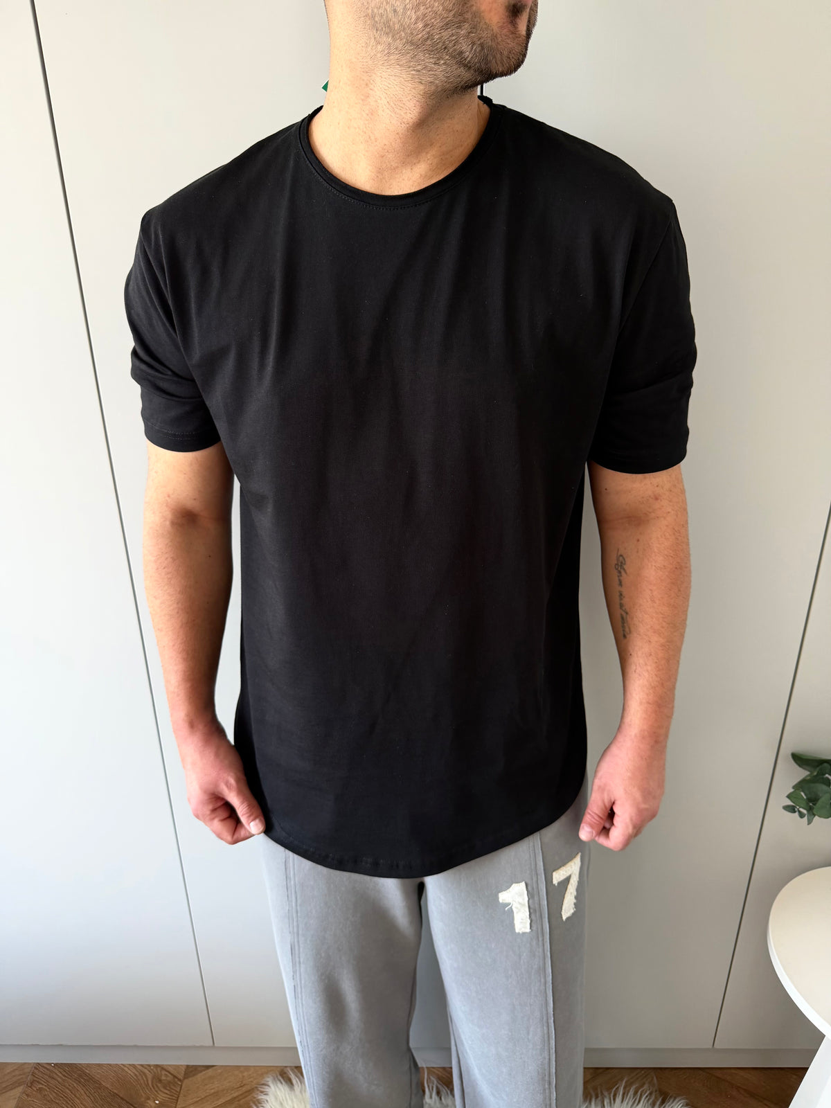 Siyah Yırtmaç Detay Oval Kesim T-shirt