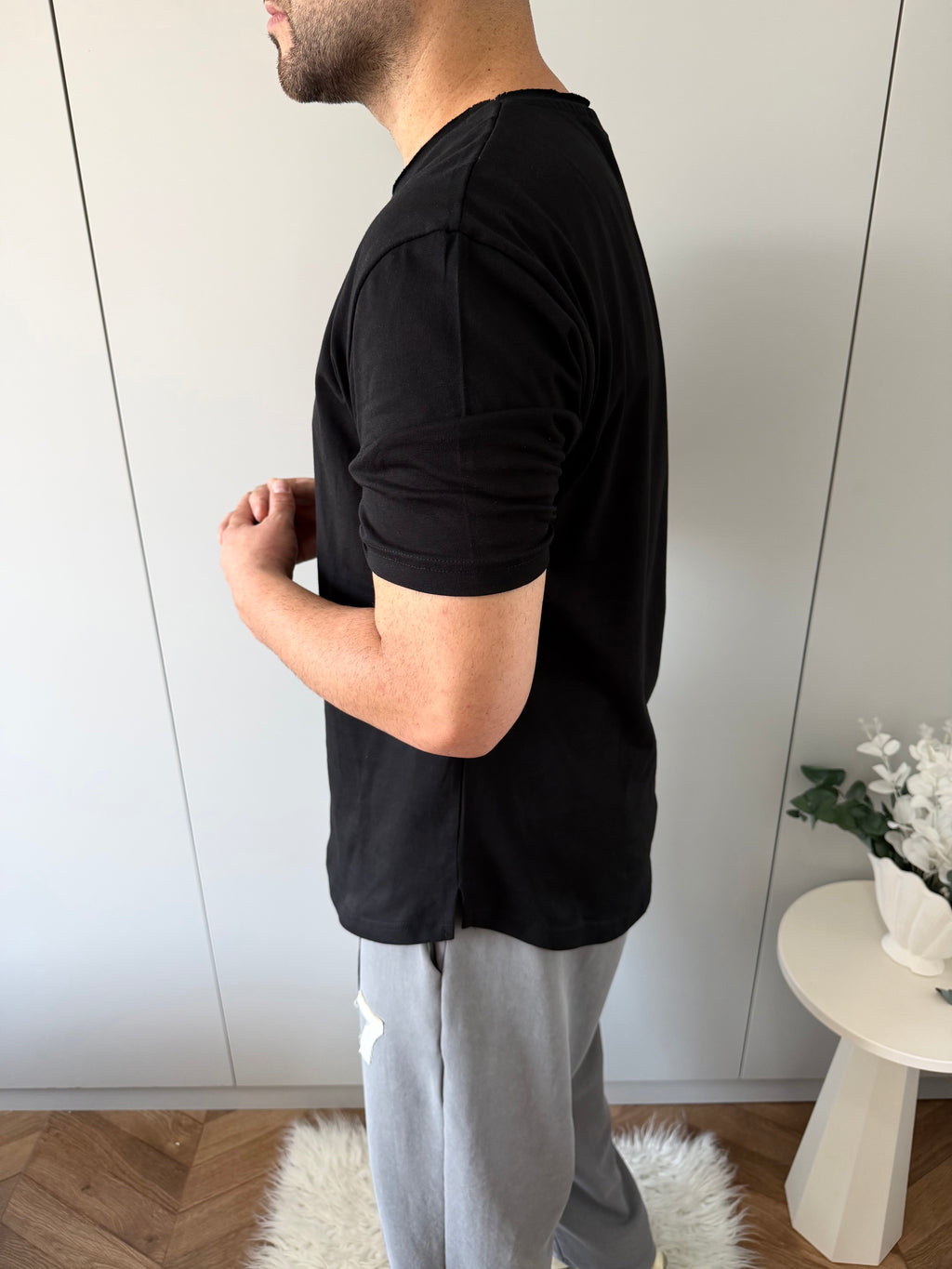 Siyah Yırtmaç Detay Oval Kesim T-shirt